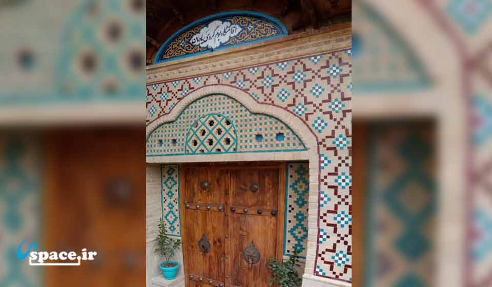 نمای درب ورودی اقامتگاه بوم گردی یادمان - شیراز